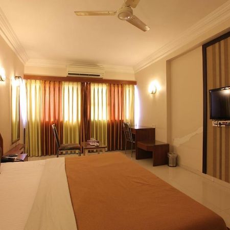 Hotel Prudent Vadodara Buitenkant foto