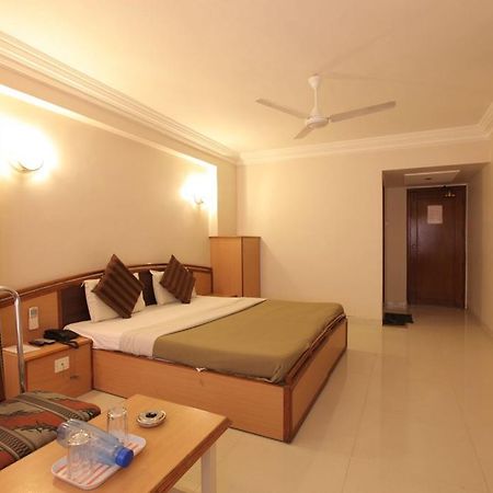 Hotel Prudent Vadodara Buitenkant foto