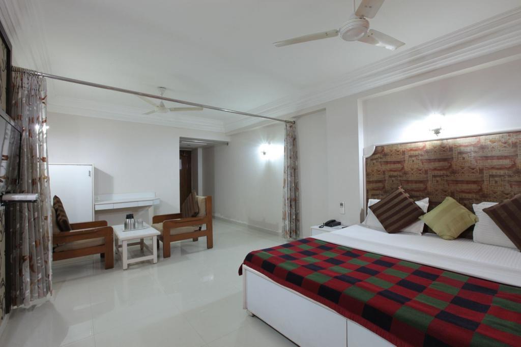 Hotel Prudent Vadodara Buitenkant foto