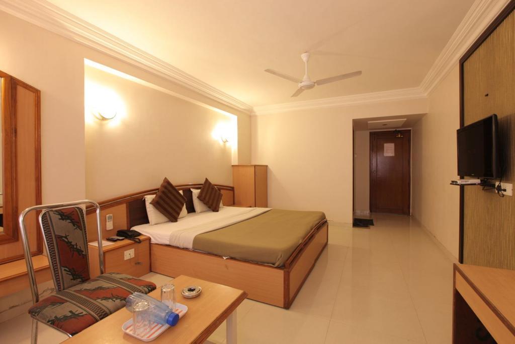 Hotel Prudent Vadodara Buitenkant foto
