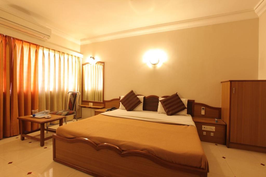 Hotel Prudent Vadodara Buitenkant foto