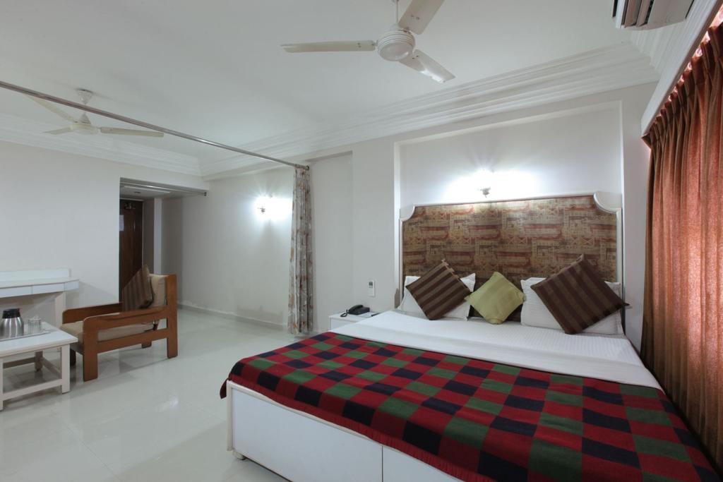 Hotel Prudent Vadodara Kamer foto