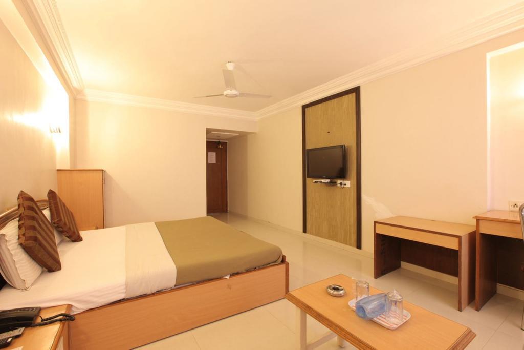 Hotel Prudent Vadodara Buitenkant foto