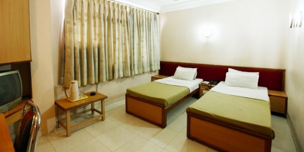 Hotel Prudent Vadodara Kamer foto