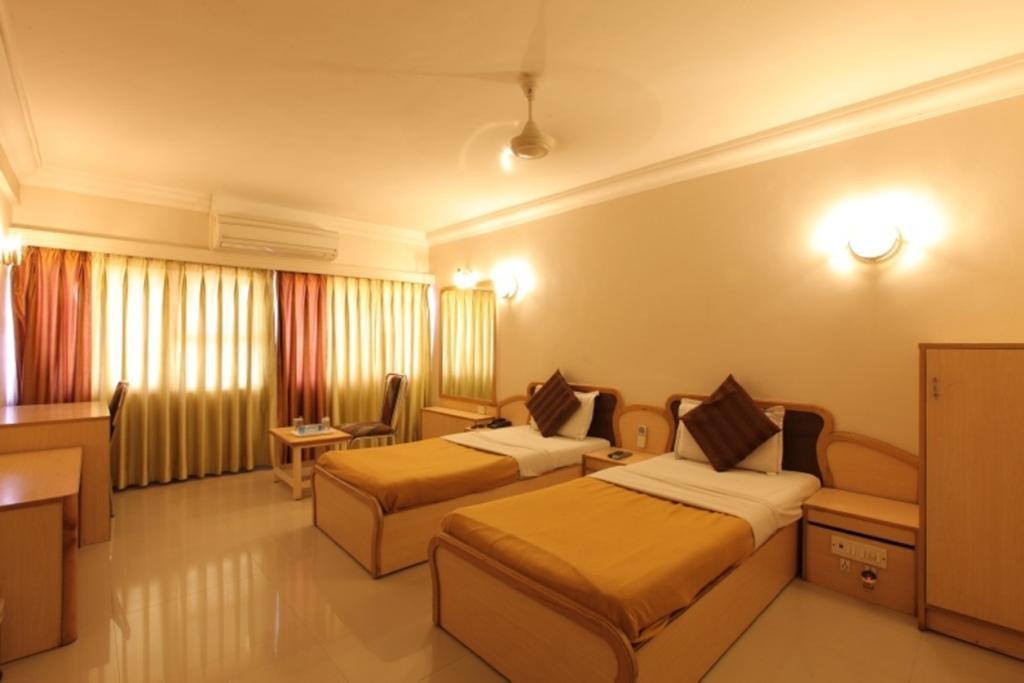 Hotel Prudent Vadodara Kamer foto