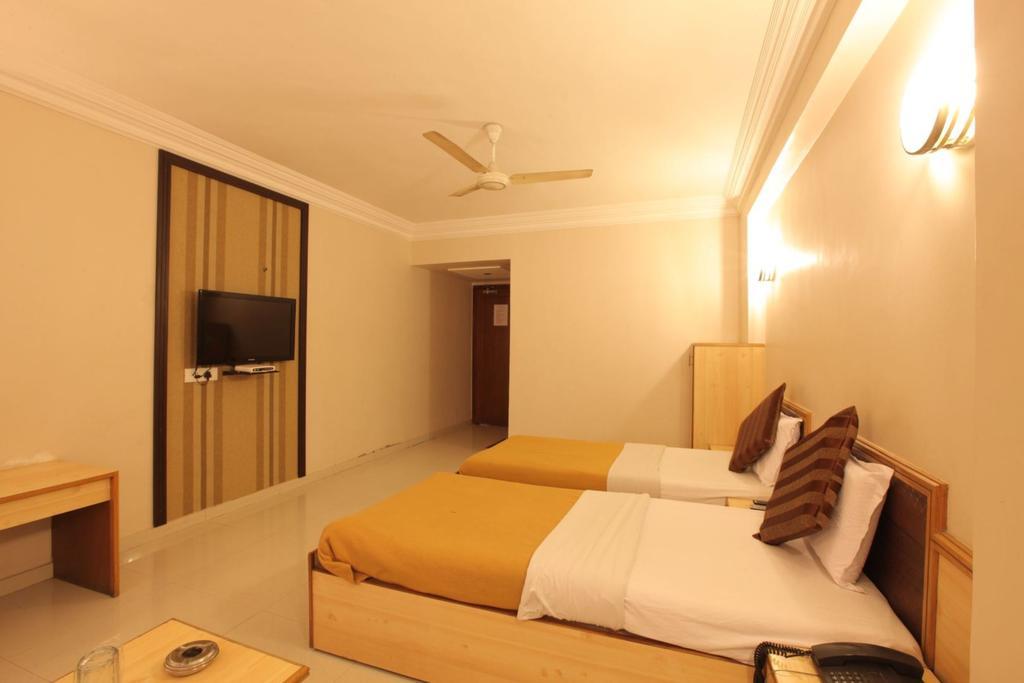 Hotel Prudent Vadodara Kamer foto